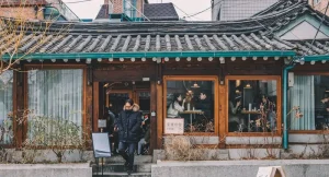 Drinking with Elders: The “Turn Your Head” Rule and Proper Pouring Etiquette